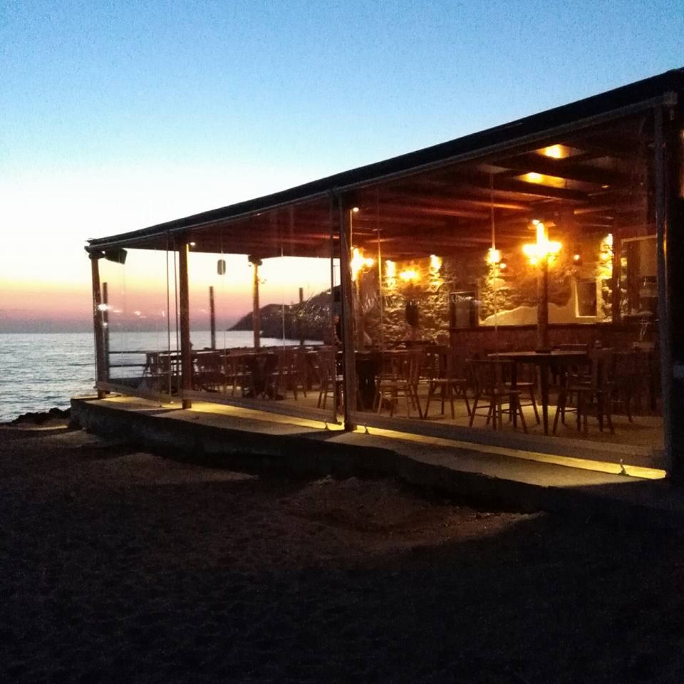 CAFE FOLIE BEACH BAR IN  Agia Marina Kamares Sifnos Cyclades